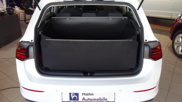 Klappen Sie den Ladekantenschutz hoch und Sie haben eine wasserdichte und stabile Kofferraumwanne für Ihren VW Golf 8